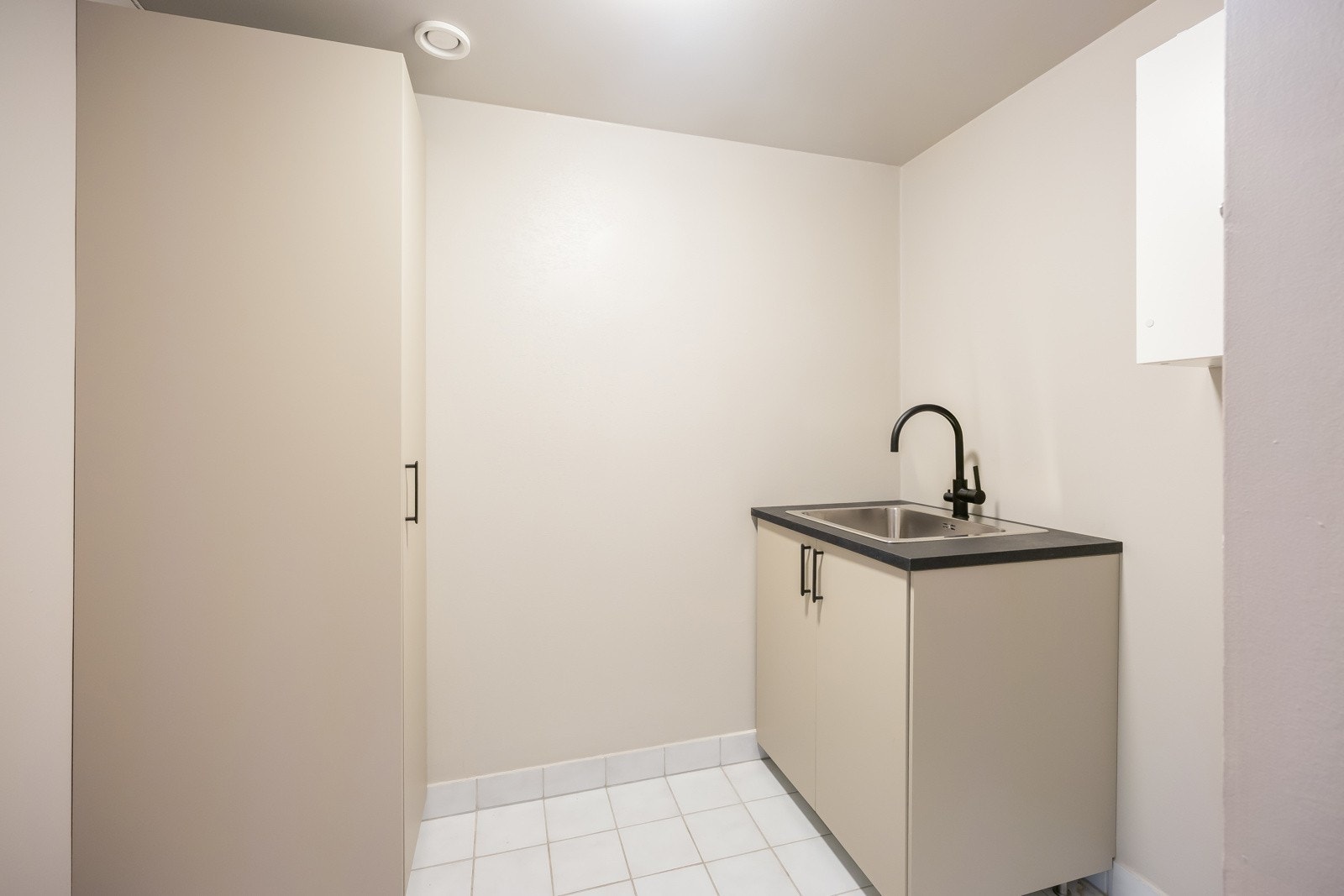 Her er høyskap, benkeskap med utslagsvask og opplegg for vaskemaskin/tørketrommel. Galleribilde