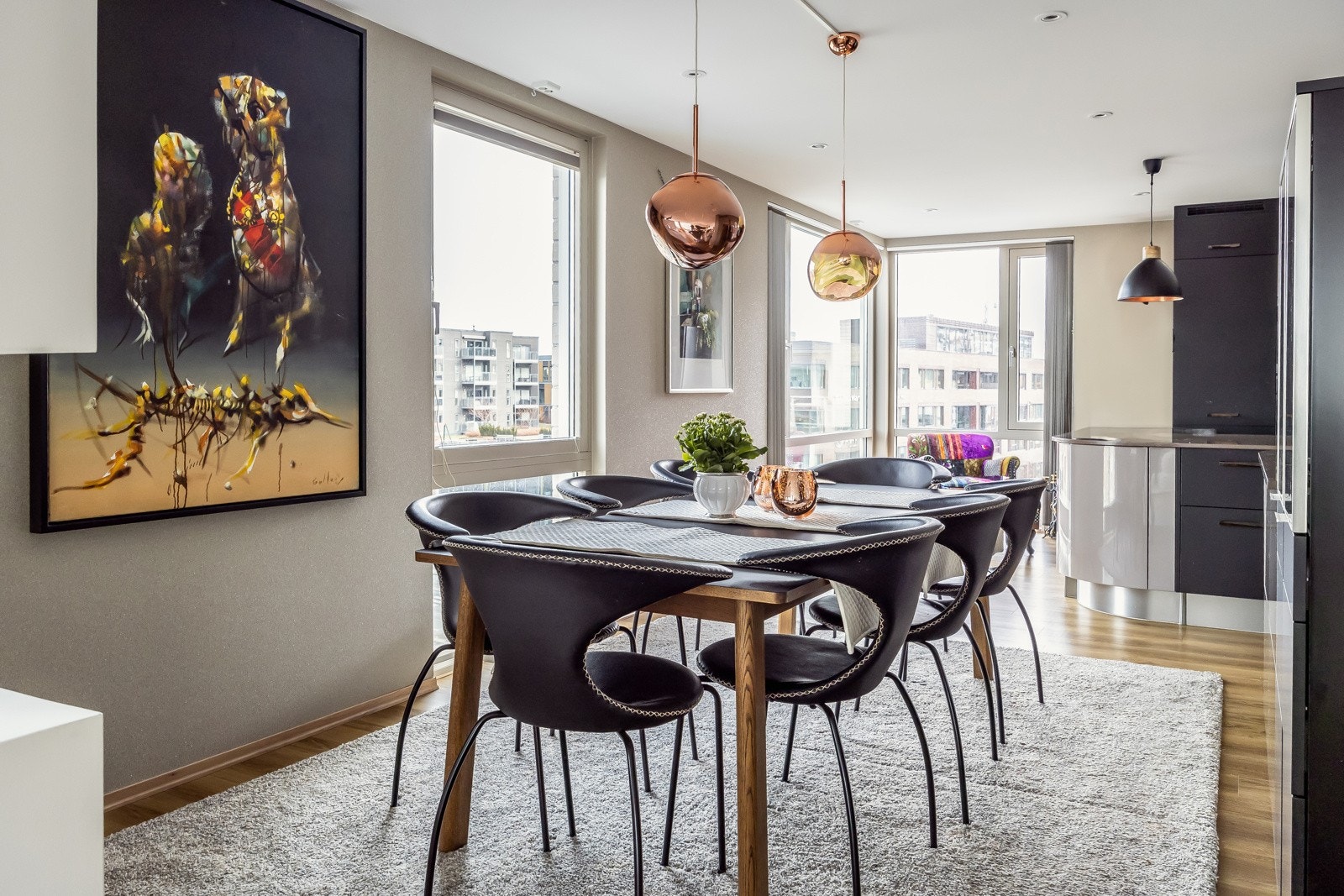 Spisestuens naturlige plassering gir et fint skille mellom sonene. Galleribilde