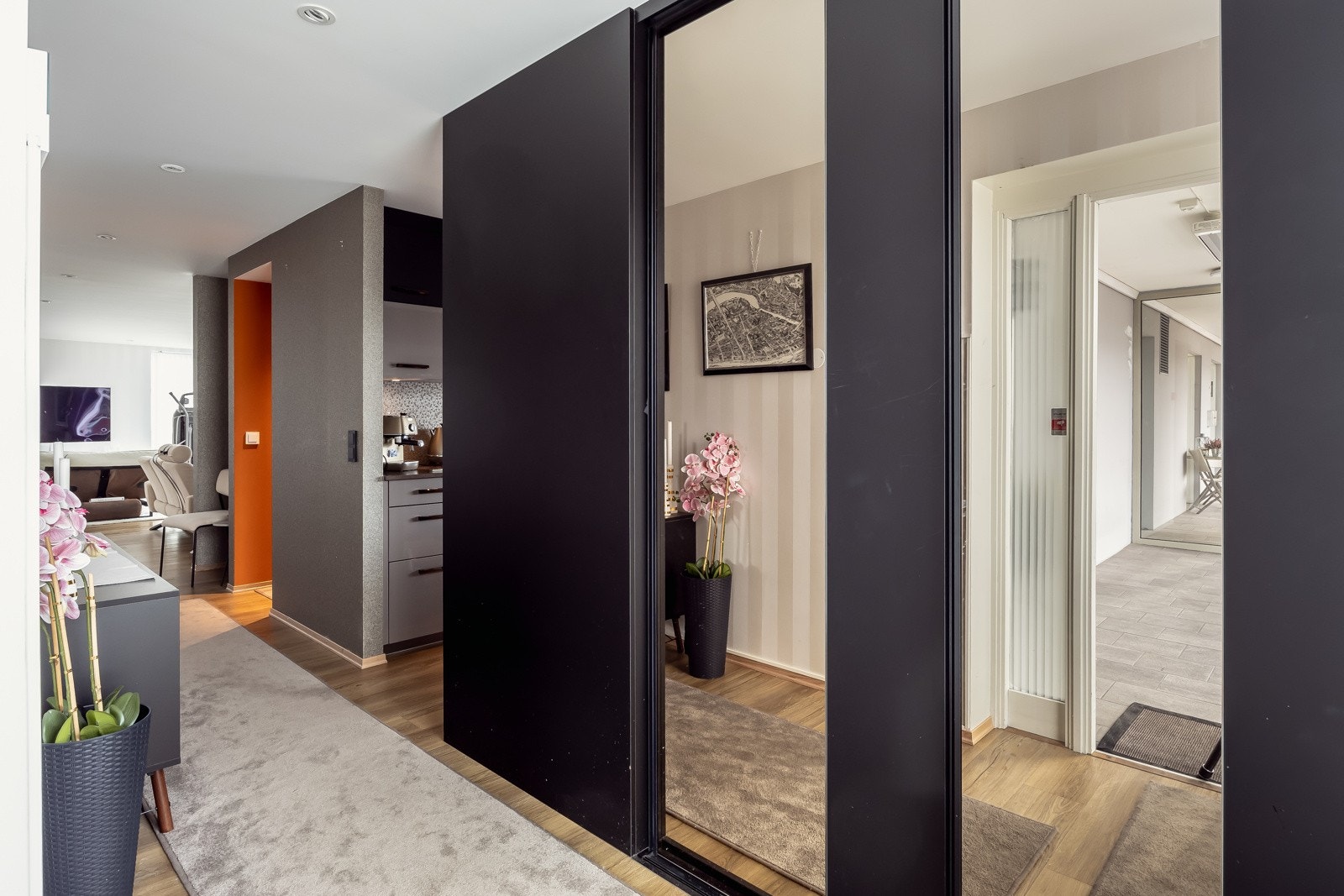 Skyvedørsgarderobe ved inngangsdør og en skyvedørsgardeobe i mellomgang ved toalett. Galleribilde