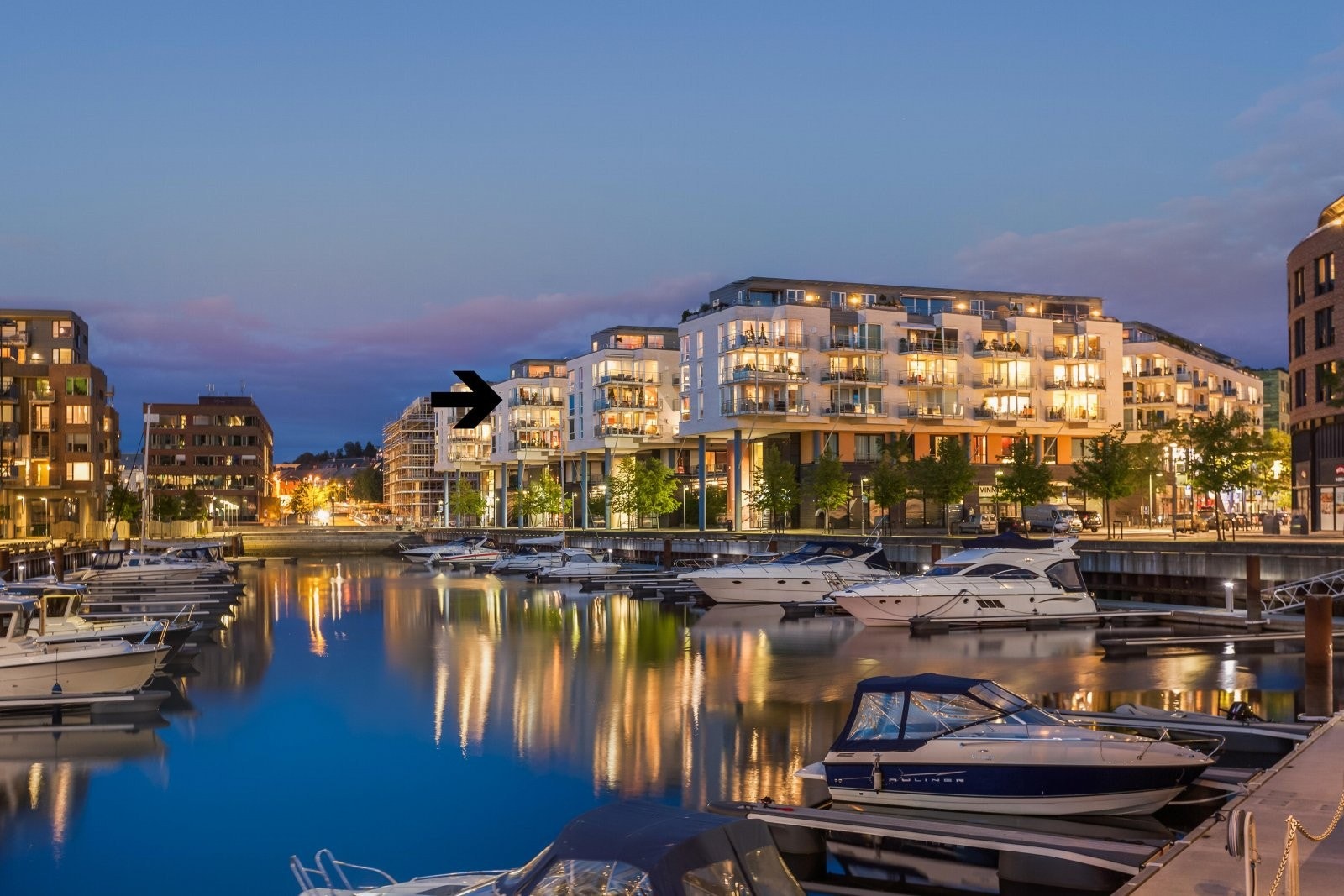 Leiligheten har en av områdetets beste beliggenheter og gode kvaliteter som høy standard, fast parkeringsplass, heis, to solrike verandaer og fin utsikt mot Rosenborgbassenget. Galleribilde