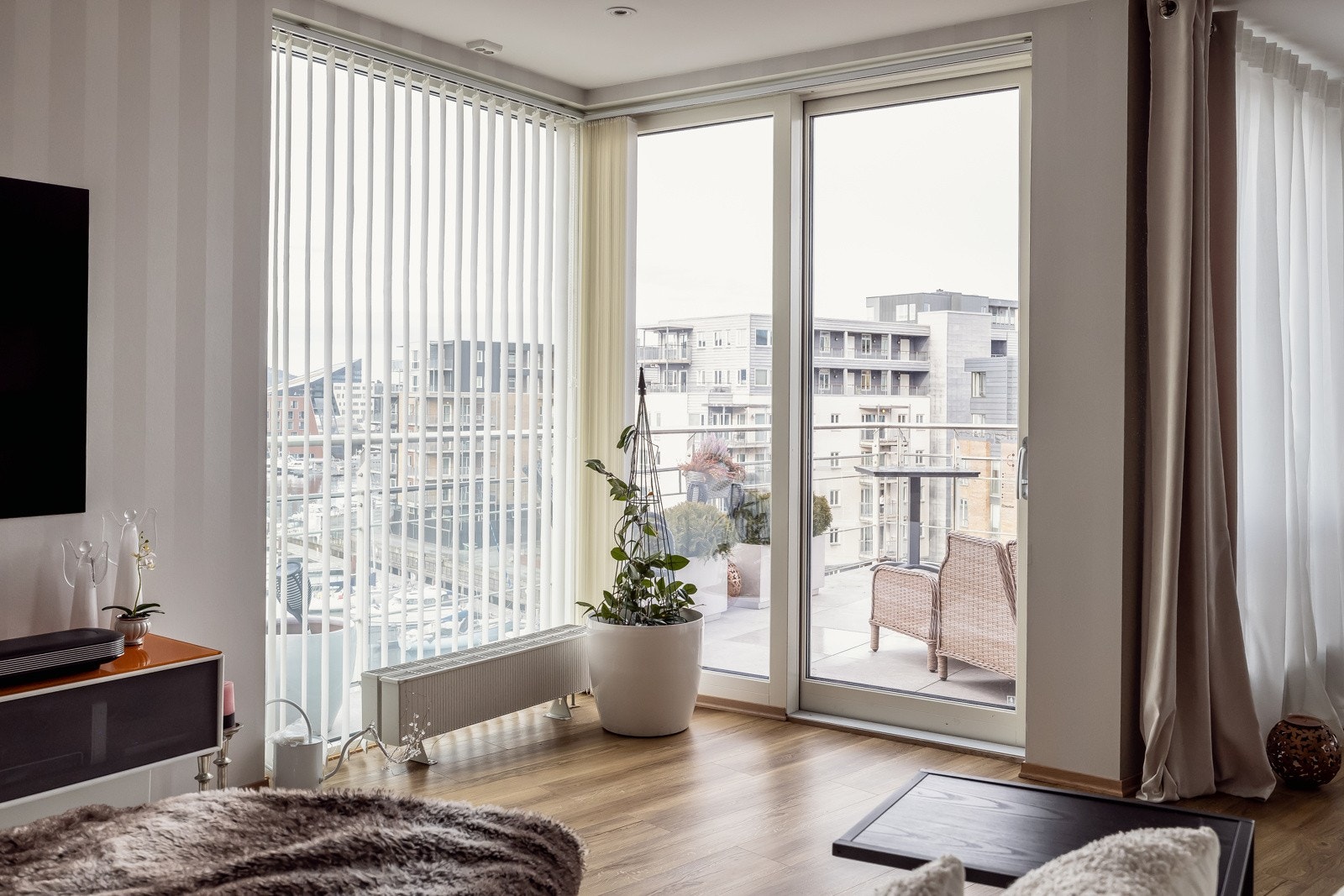 Utgang til verandaen fra stuen. Galleribilde