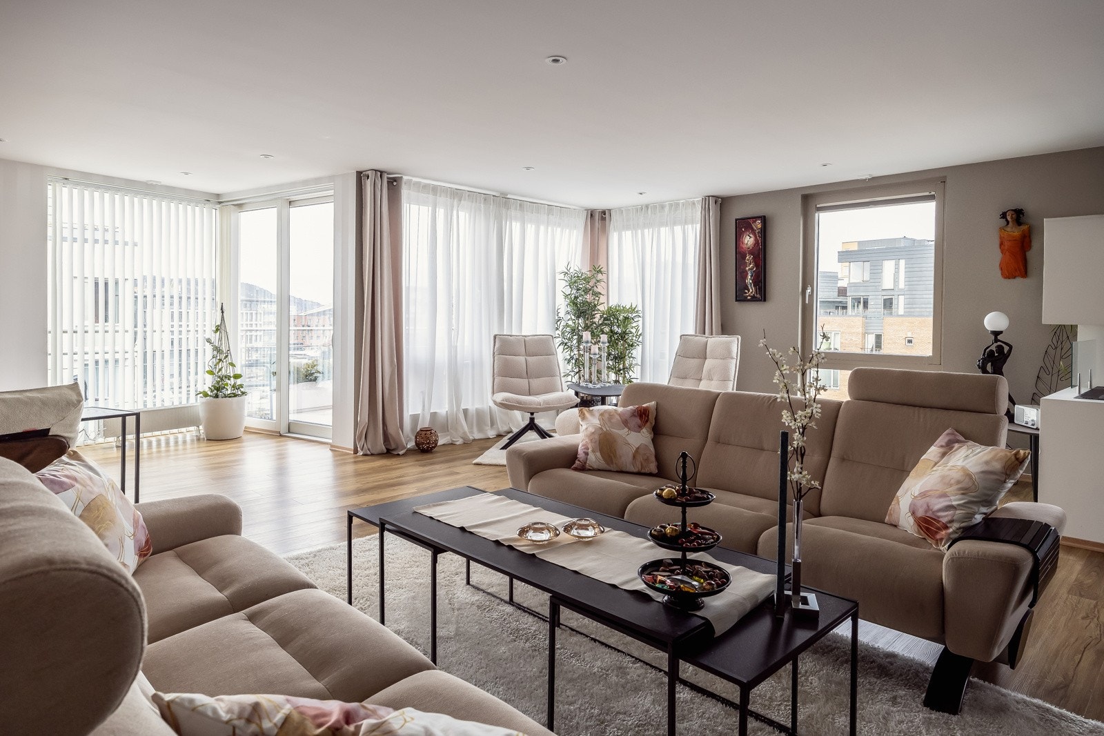 Leiligheten er en av de største i området og ble omfattende renovert i 2017/18. Galleribilde