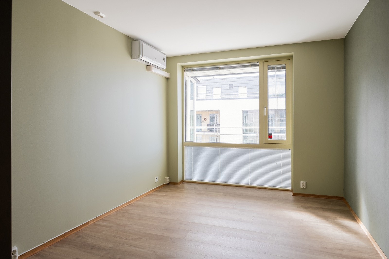 Soverom 2 på 11,6m². Montert varmepumpe med aircondition på begge soverom. Galleribilde