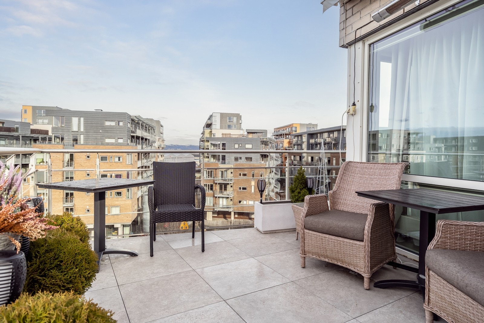 Verandaen med utgang fra stuen er på 13,7m². Her har man gode solforhold fra ca. kl 12 til kl 22 på sommerstid. Galleribilde