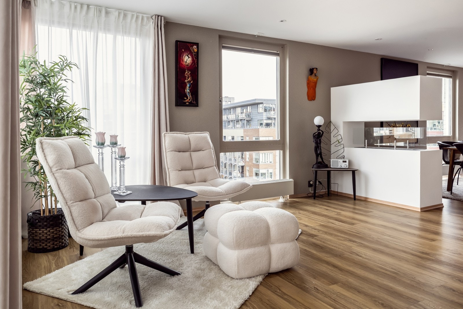 Biogass-peis mellom spisestue og stue er et lekkert møbel samtidig som det gir god varme og kos. Galleribilde