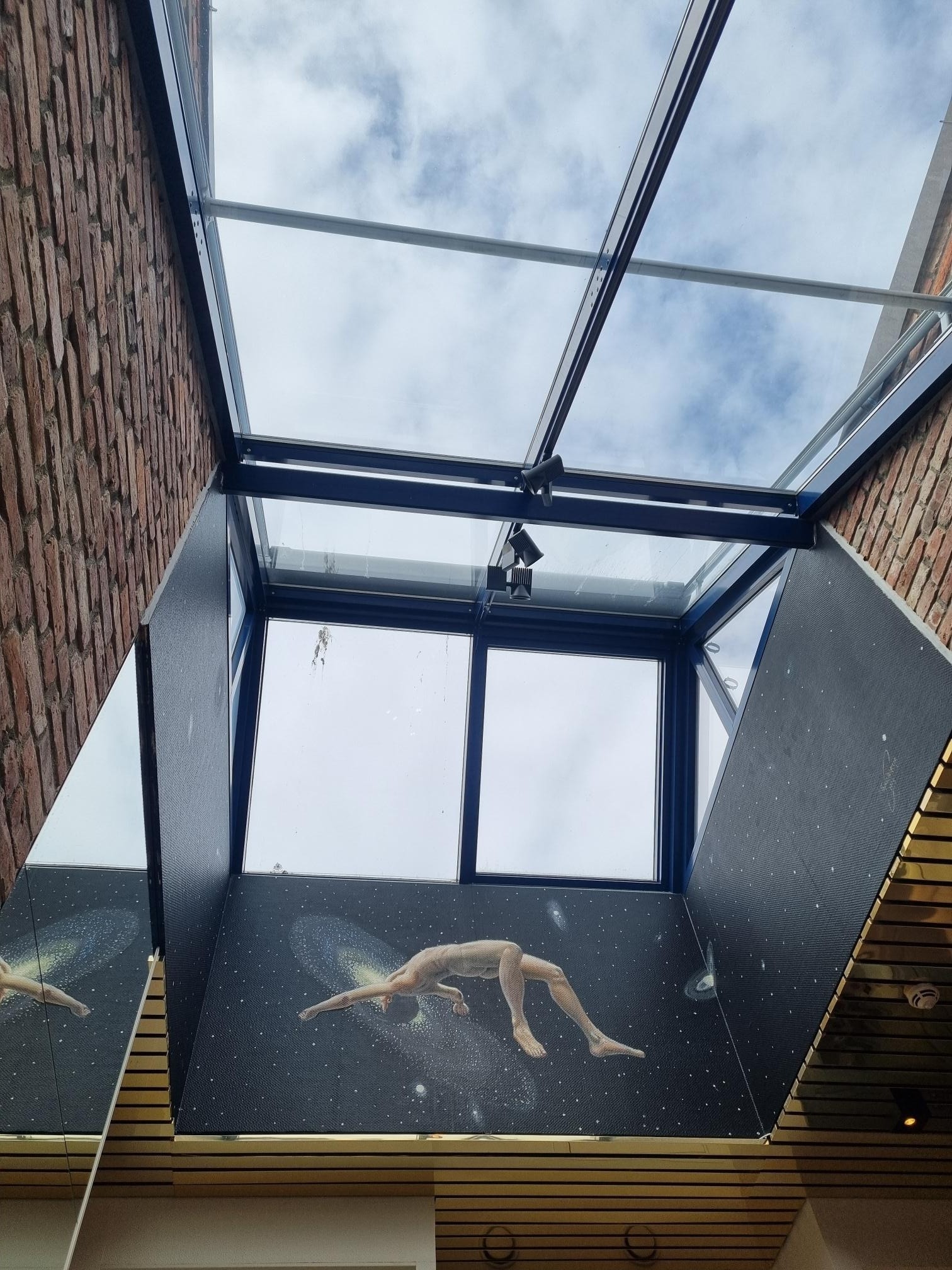 Kunstneren Thomas Klevjer har malt øverst i trappegang Galleribilde