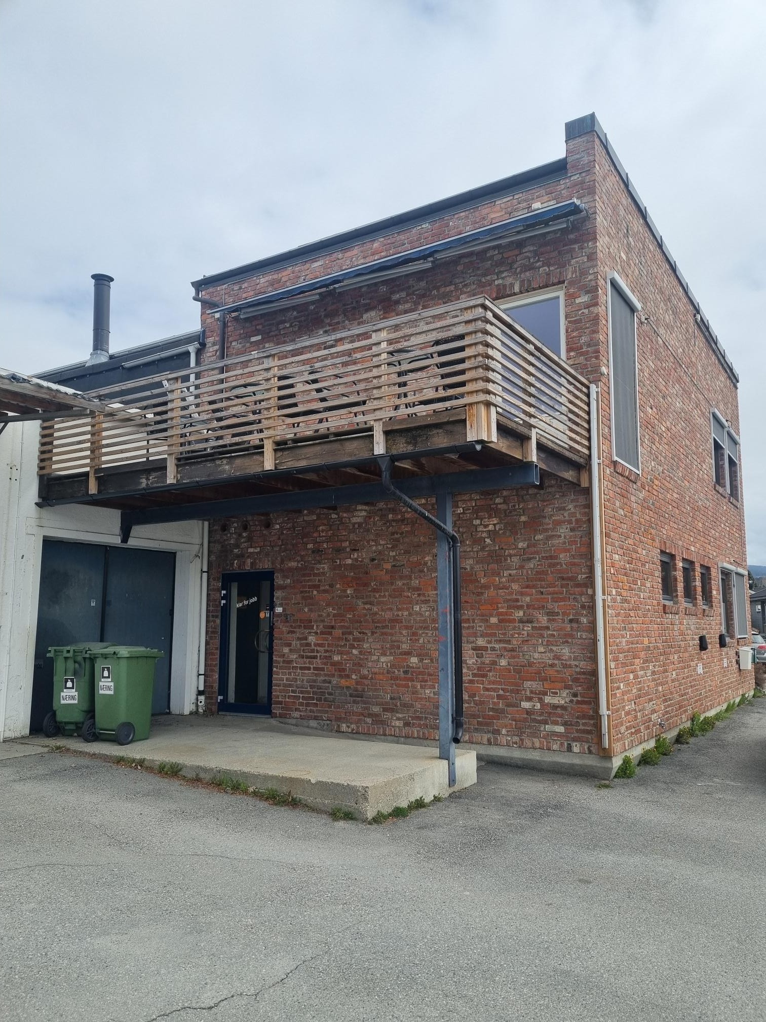 Fasade baksiden, med balkong i 2.etg. Galleribilde