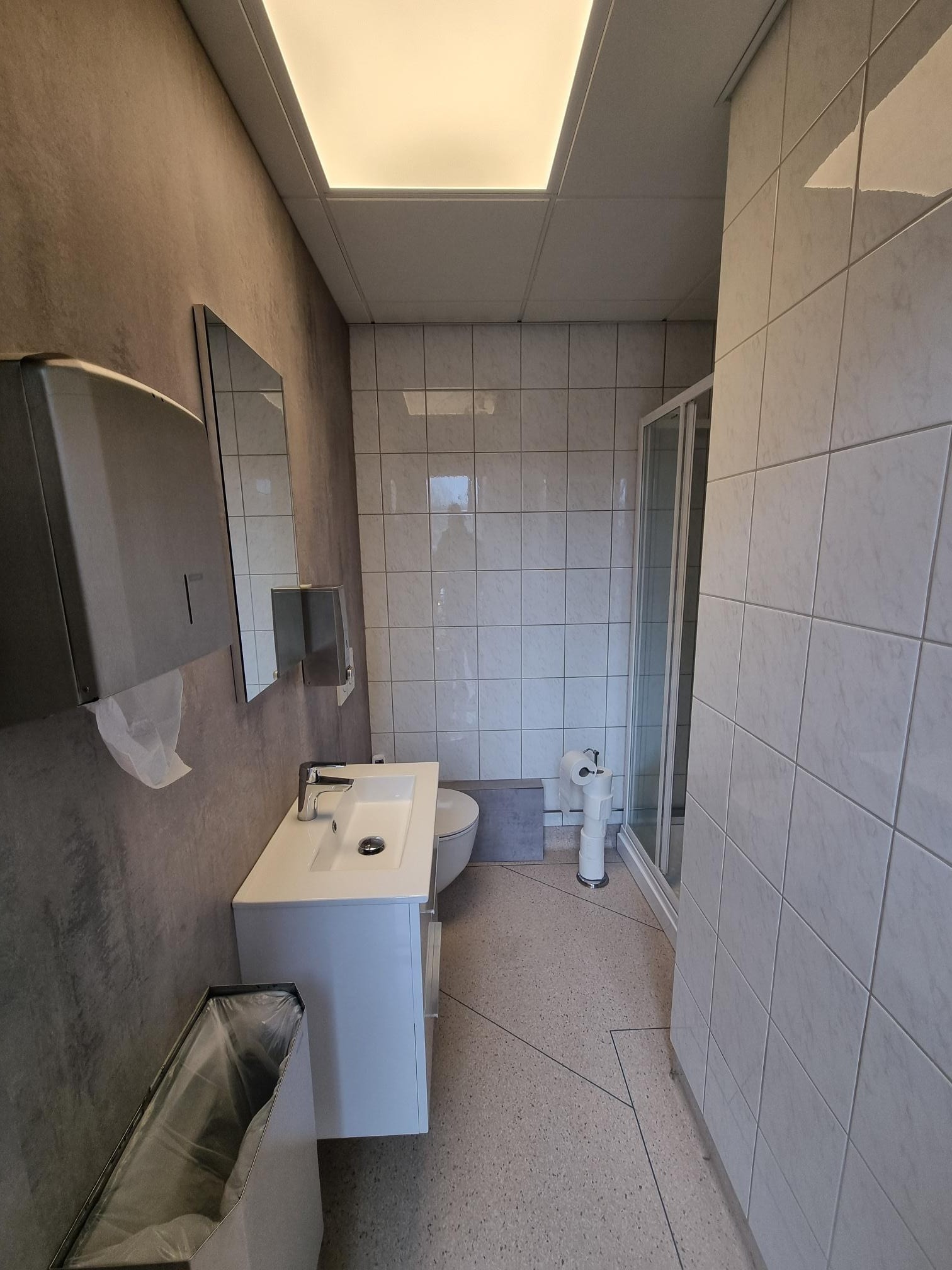 Nyoppusset bad med toalett, servant og dusj Galleribilde