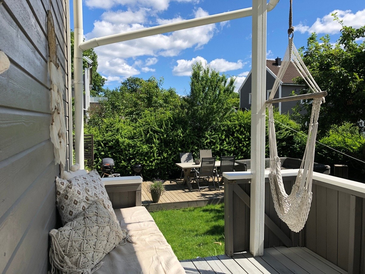 Egen veranda med trapp ned til hagen. Galleribilde