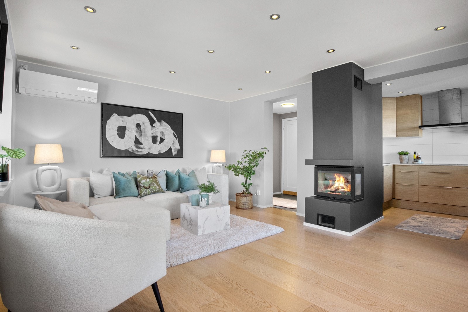 Stuen ligger i åpen løsning med kjøkkenet, og sammen danner de et stilfullt og innbydende allrom. Galleribilde