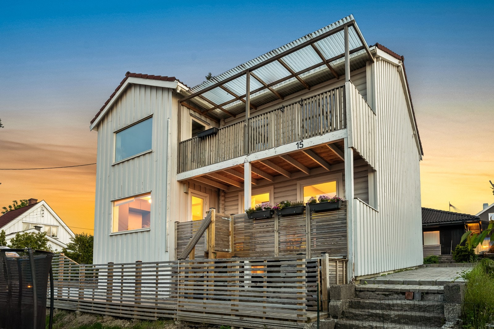 Velkommen til en pen halvpart av tomannsbolig på 95 kvm i 1.etg og kjeller. Galleribilde