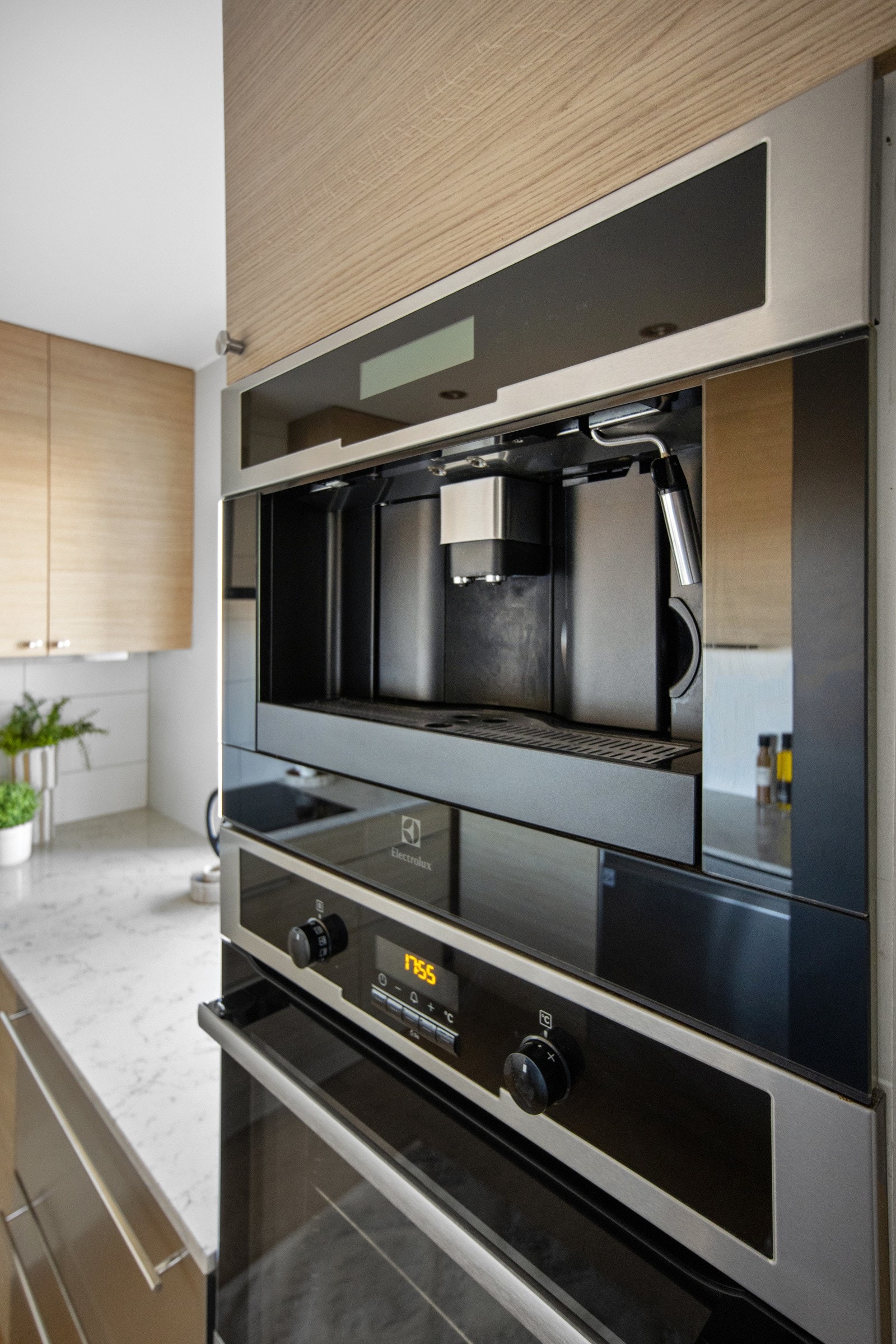 Videre er kjøkkenet utstyrt med integrerte hvitevarer som kaffemaskin, kjøl-/fryseskap, stekeovn og koketopp, samt opplegg for oppvaskmaskin. Galleribilde