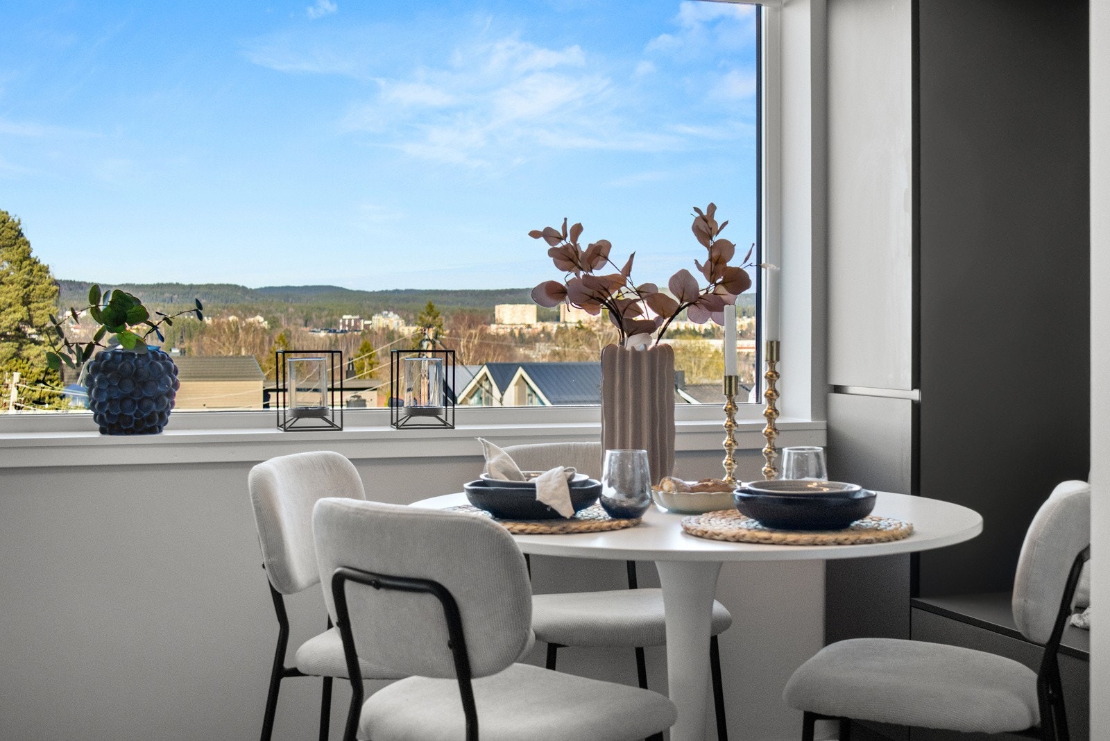 God plass til spisegruppe foran vindu. Et perfekt samlingspunkt for venner og familie. Galleribilde