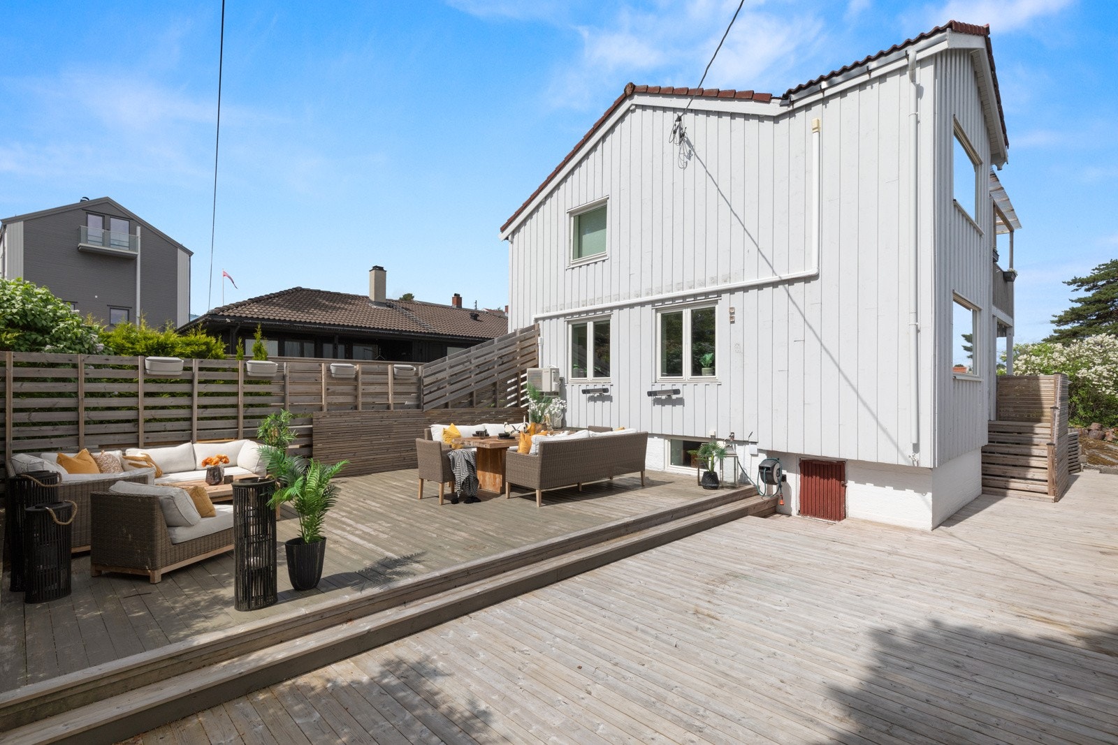 Terrasseplattingen har dekke i tre, og det er montert terrassevarmere på husveggen. Galleribilde