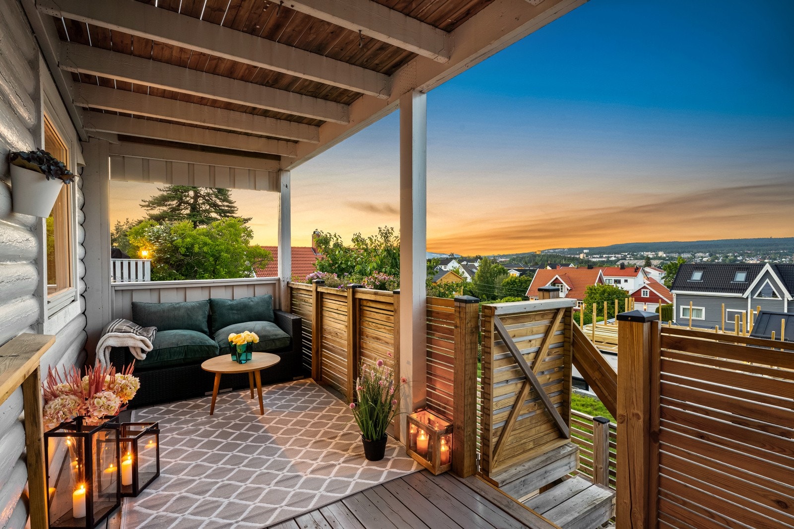 Fra balkongen er det adkomst til den store terrassen Galleribilde