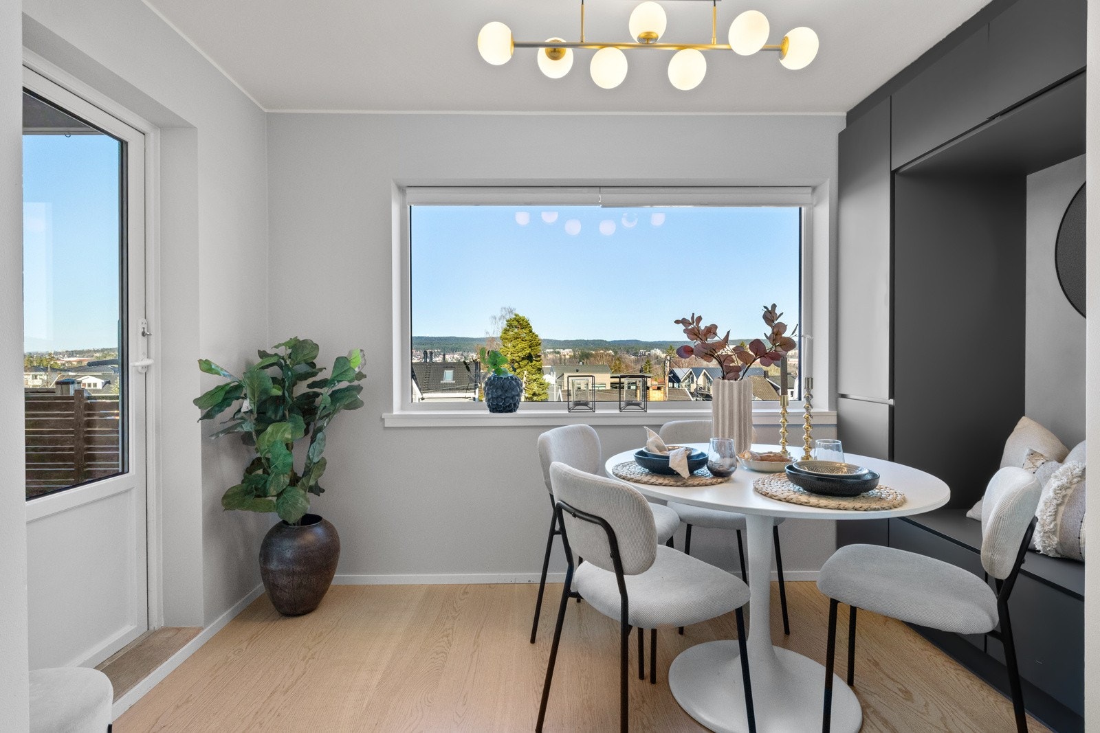 Fra stuen i første etasje er det utgang til en østvendt, overbygd balkong på ca. 10 kvm Galleribilde