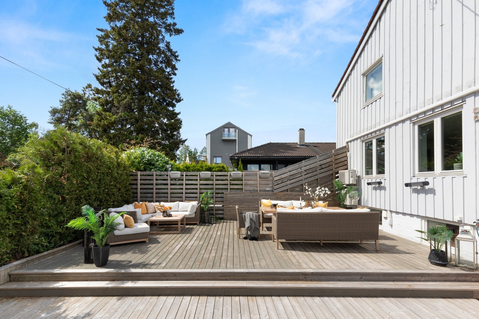 Fantastisk, usjenert uteplass med svært gode solforhold. Galleribilde