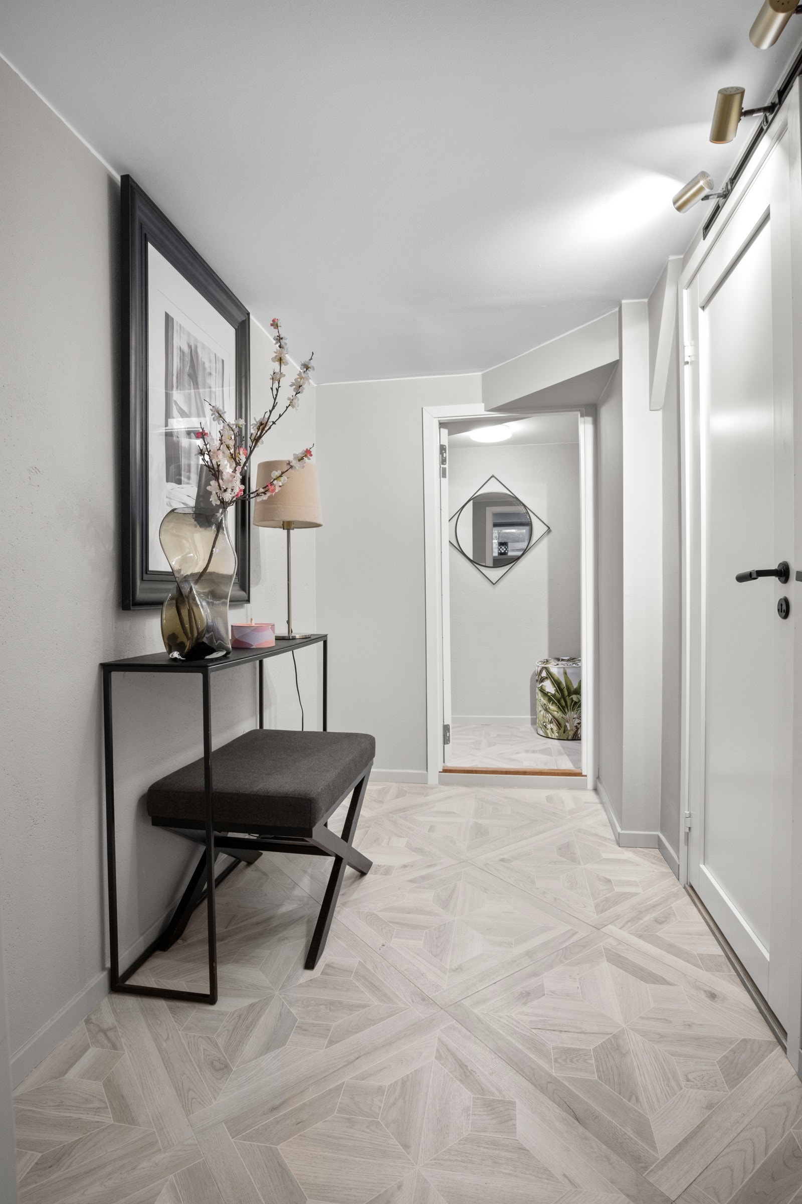 Boligen er elektrisk oppvarmet med gulvvarme på badene og i hele kjelleren, samt varmepumpe i stuen og i kjellerstuen. Galleribilde