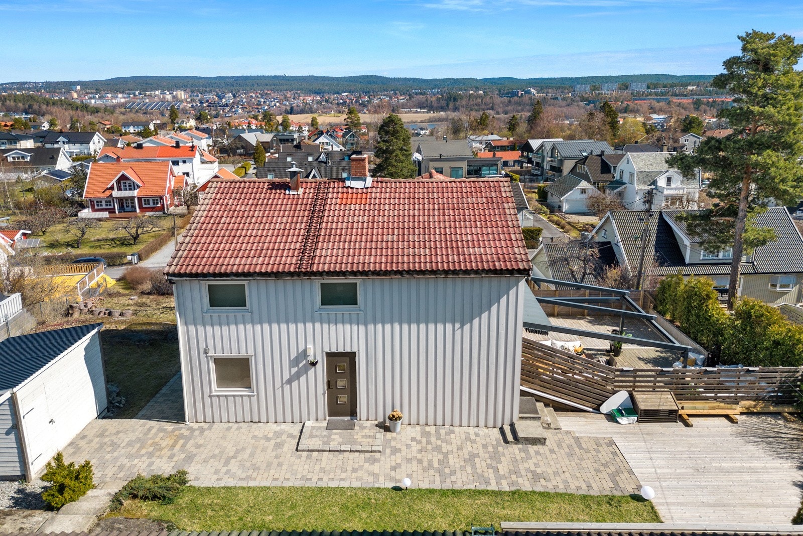 Boligen har godt med lagringsplass inne, men det er også en utvendig bod på ca. 8 kvm utenfor huset til venstre i bildet. Galleribilde