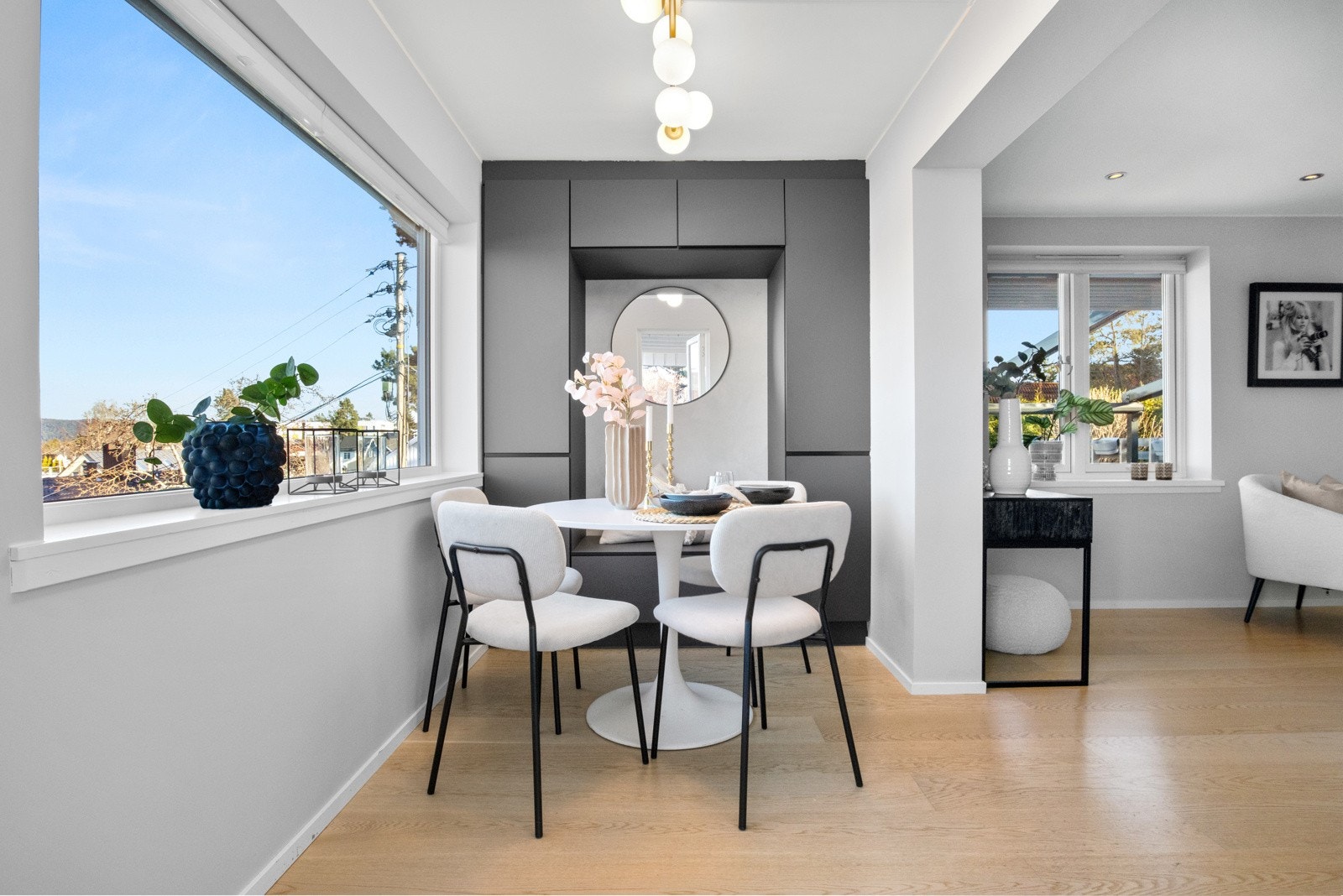 Boligen fremstår med tidsmessige farge- og materialvalg, og det er utført omfattende modernisering i senere år. Galleribilde