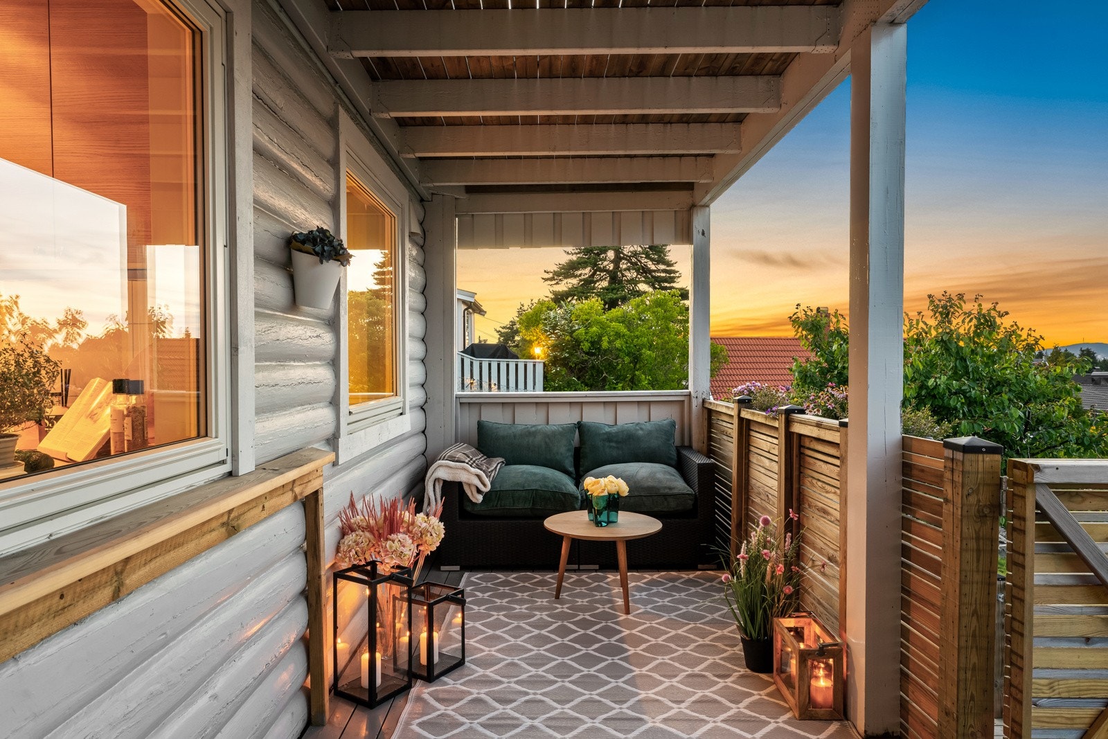 Her er det fin morgensol, og balkongen har dekke i tre og rekkverk med liggende spiler, og det er montert både utestikk og utebelysning på husveggen. Galleribilde