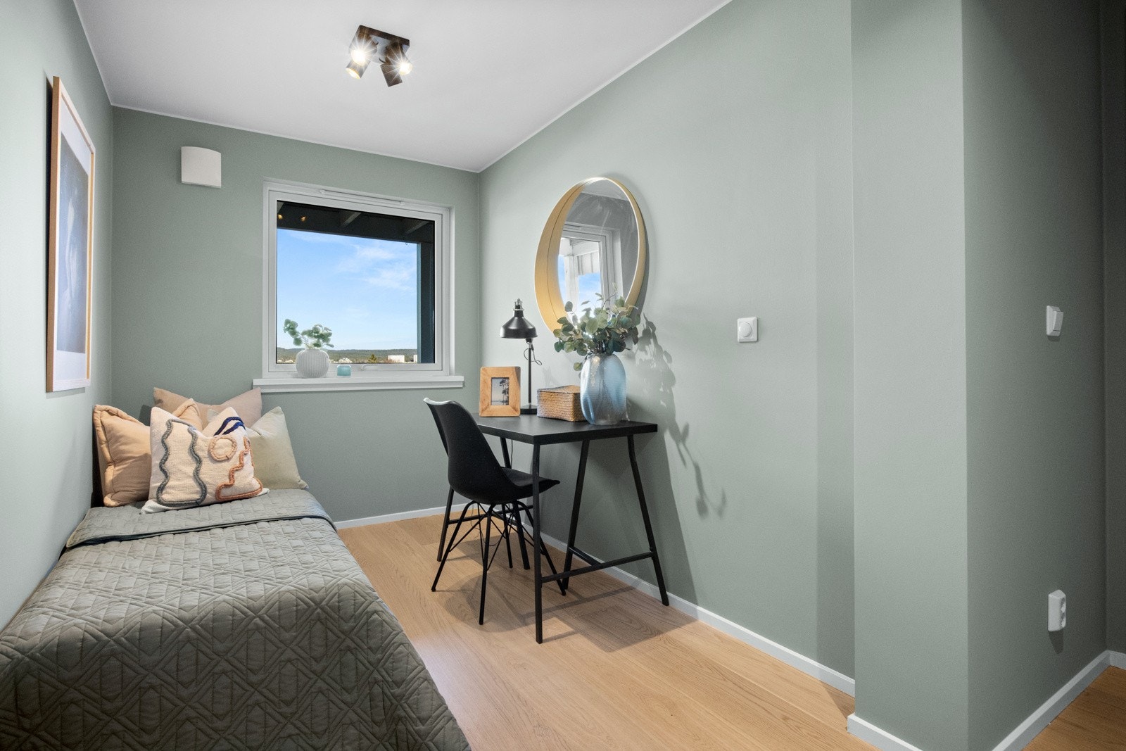 Boligen har et pent soverom i første etasje, og i kjelleren er det et stort, innredet rom. Galleribilde