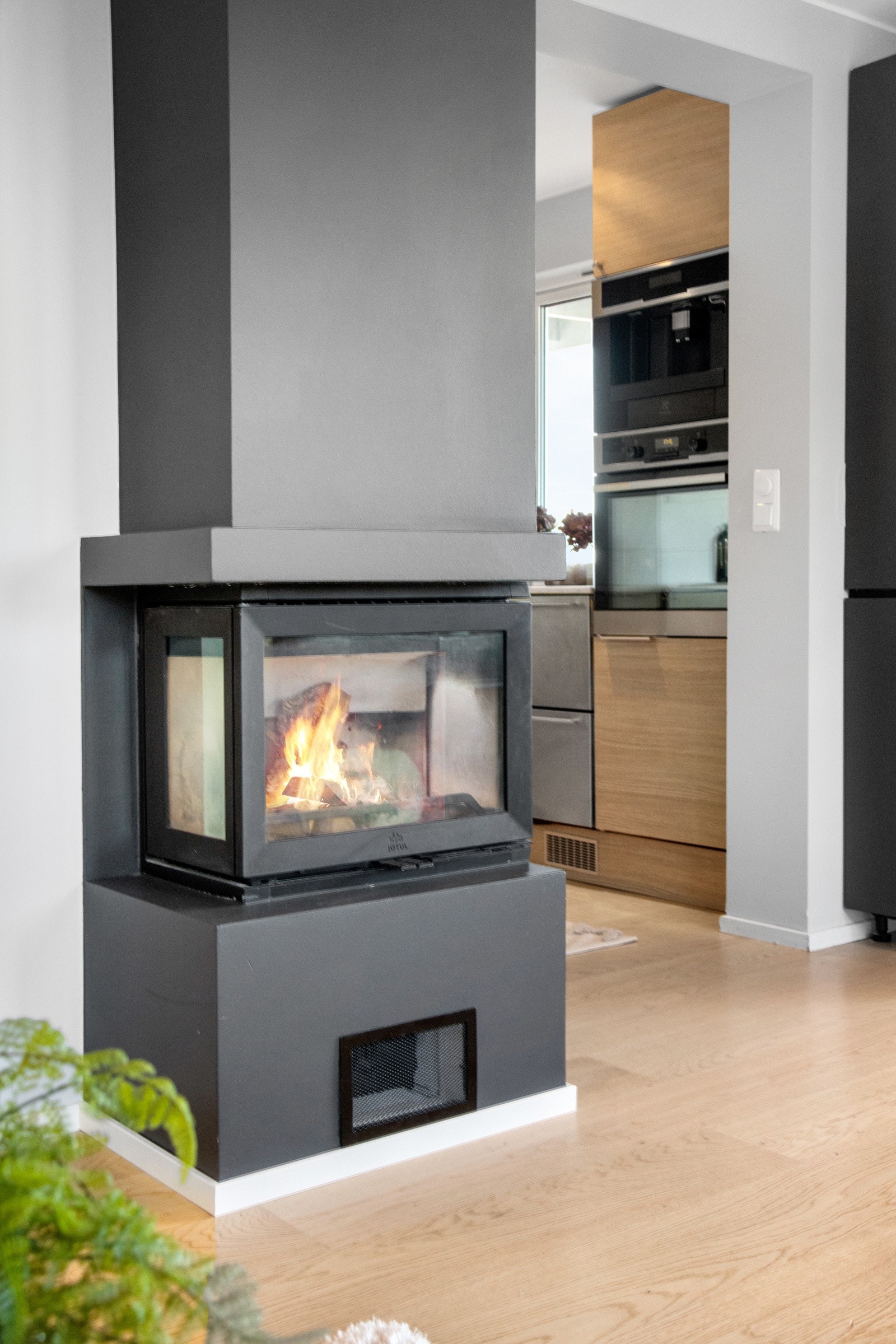 På kveldstid settes den rette stemningen med fyr i en moderne peis med innsats. Galleribilde