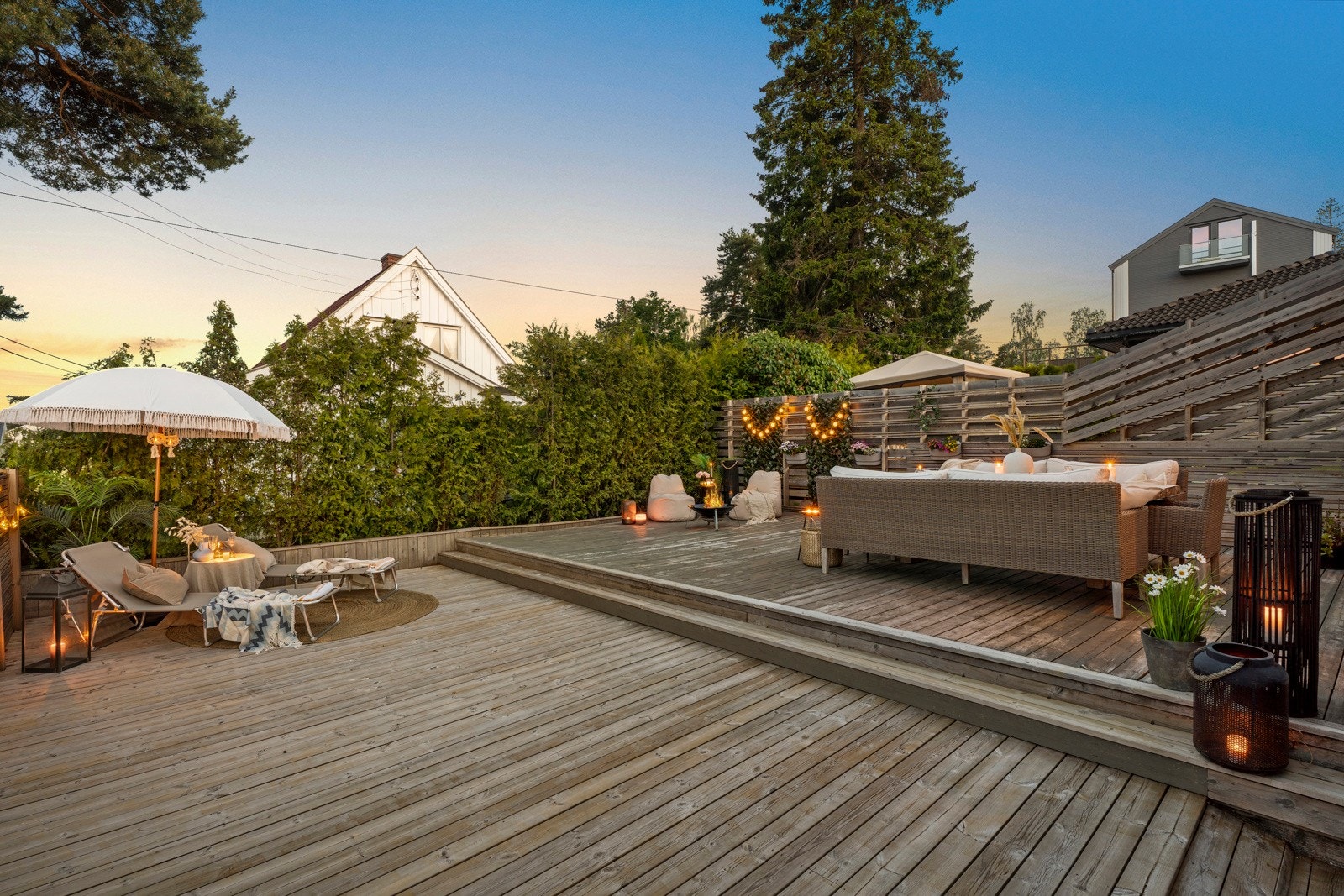 Privat, sydvendt terrasseplatting på ca. 93 kvm. Sol fra morgen til kveld. Galleribilde