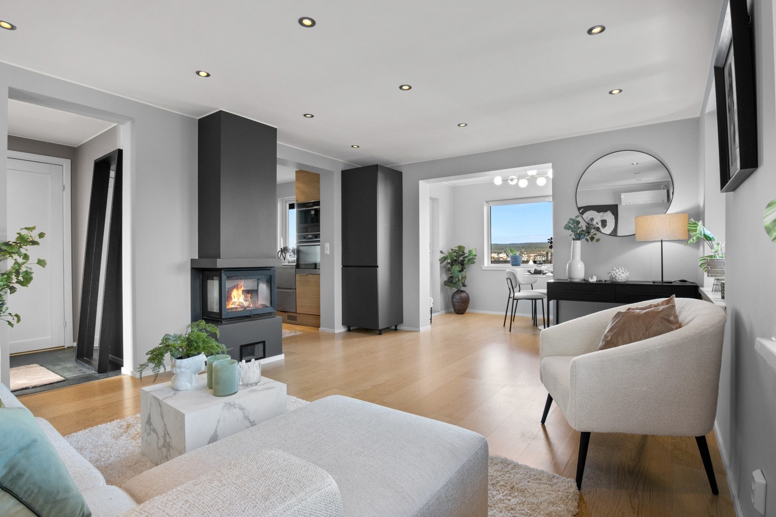 Stuen ligger i åpen løsning med kjøkkenet, og sammen danner de et stilfullt og innbydende allrom. Galleribilde