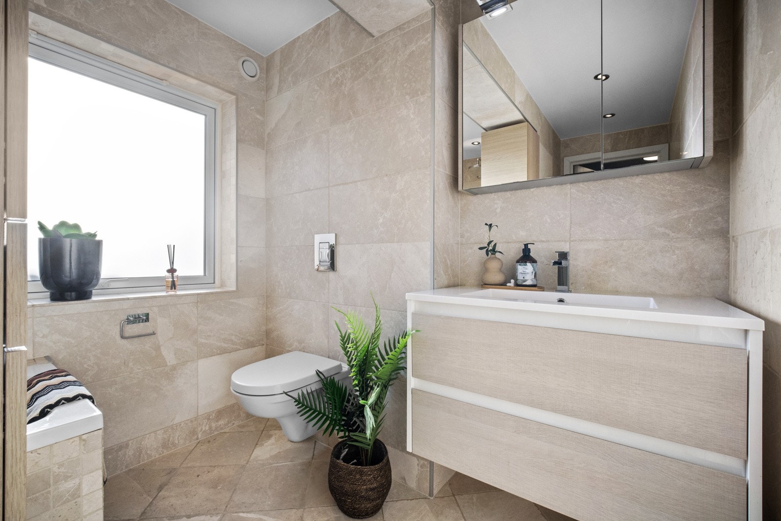 Boligen inneholder et bad og et bad/vaskerom, og begge ble pusset opp i 2015. Galleribilde