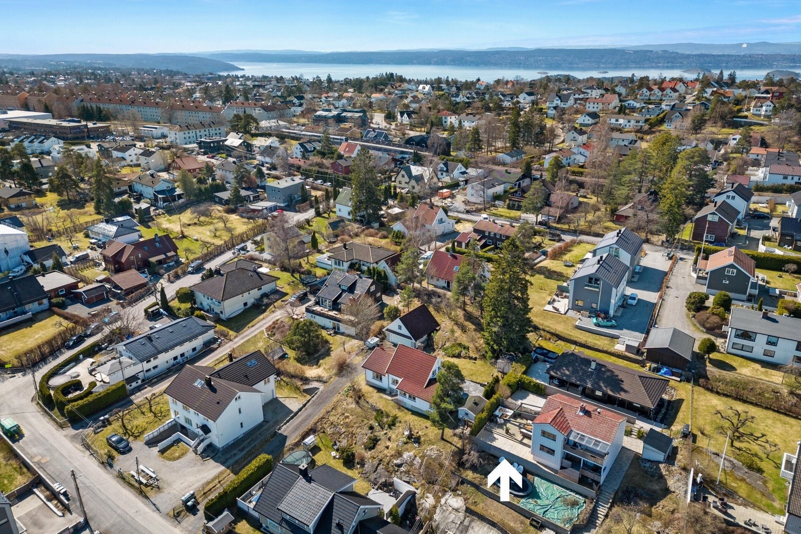 Eiendommen ligger barnevennlig og attraktivt til, med nærhet til lekeplass, matbutikk, T-banestasjon og busstopp. Det er enkelt å parkere i gaten. Galleribilde