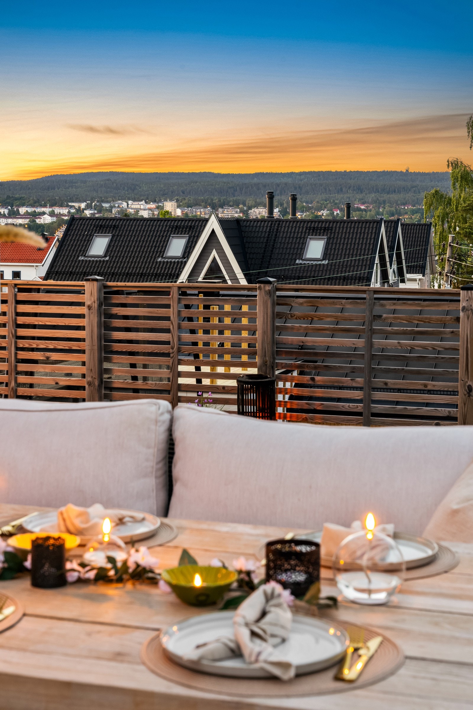 Fint utsyn fra spiseplassen på terrassen. Boligen har en skjermet beliggenhet på Karlsrud. Galleribilde