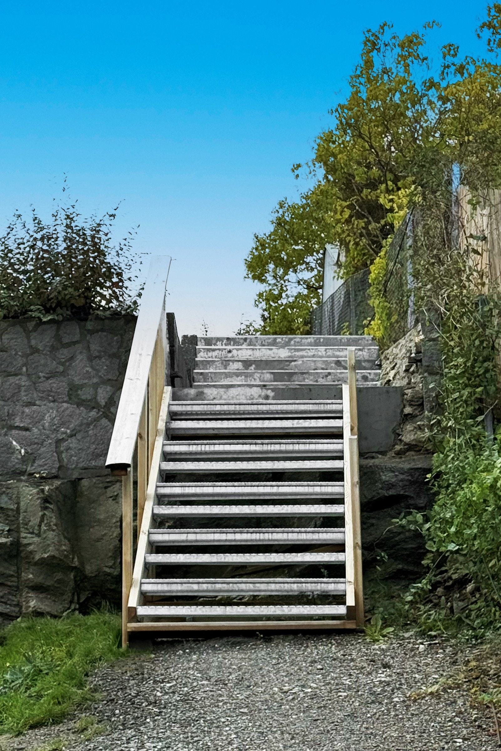 Adkomst med trapp fra Steinliveien og opp til steinbelagt inngangsparti. Galleribilde