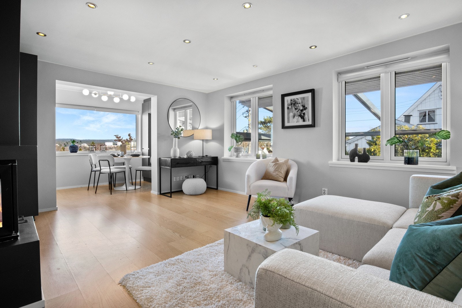 Dagslyset strømmer inn via store vinduer i to himmelretninger. Galleribilde