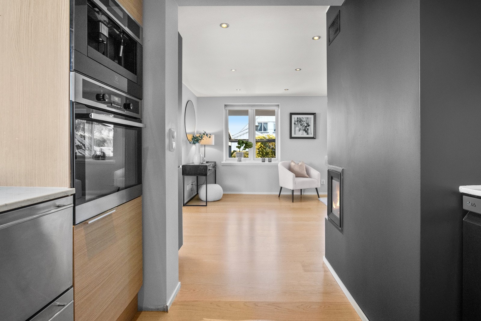 Innredningen fra HTH har finerte fronter, takhøye skap og lys benkeplate i granitt. Galleribilde