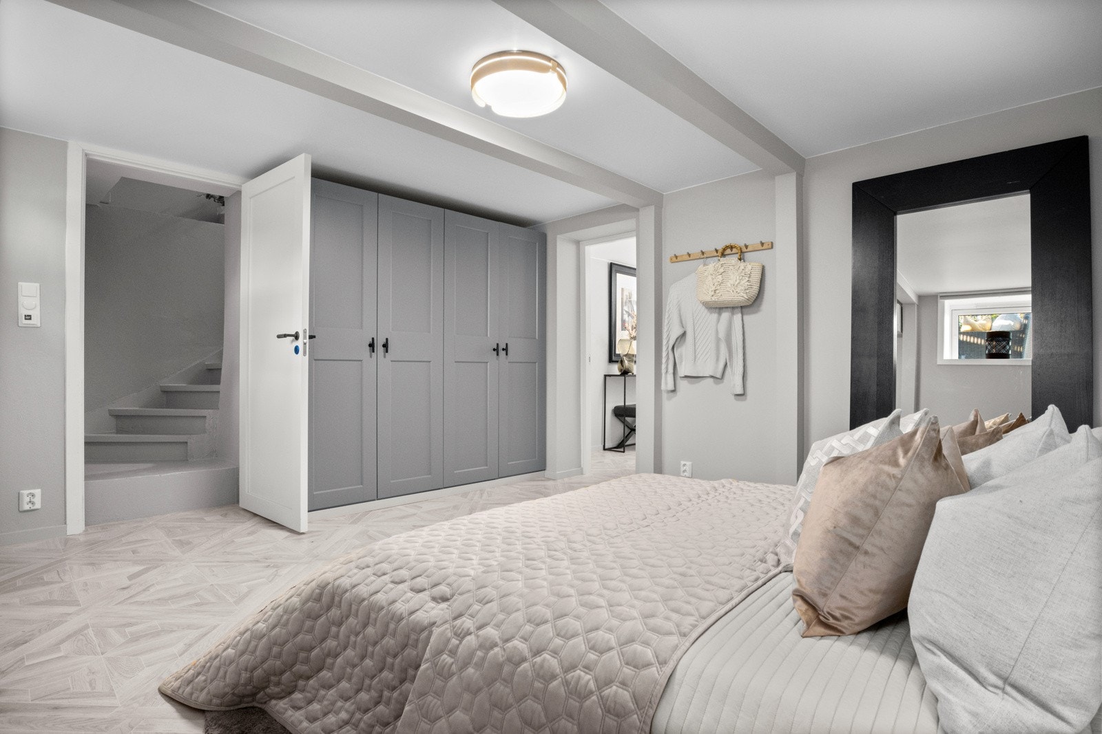 I kjelleren er det et stort, innredet rom (rommet er ikke godkjent for varig opphold). Det er en stor garderobeløsning for lagring. Galleribilde