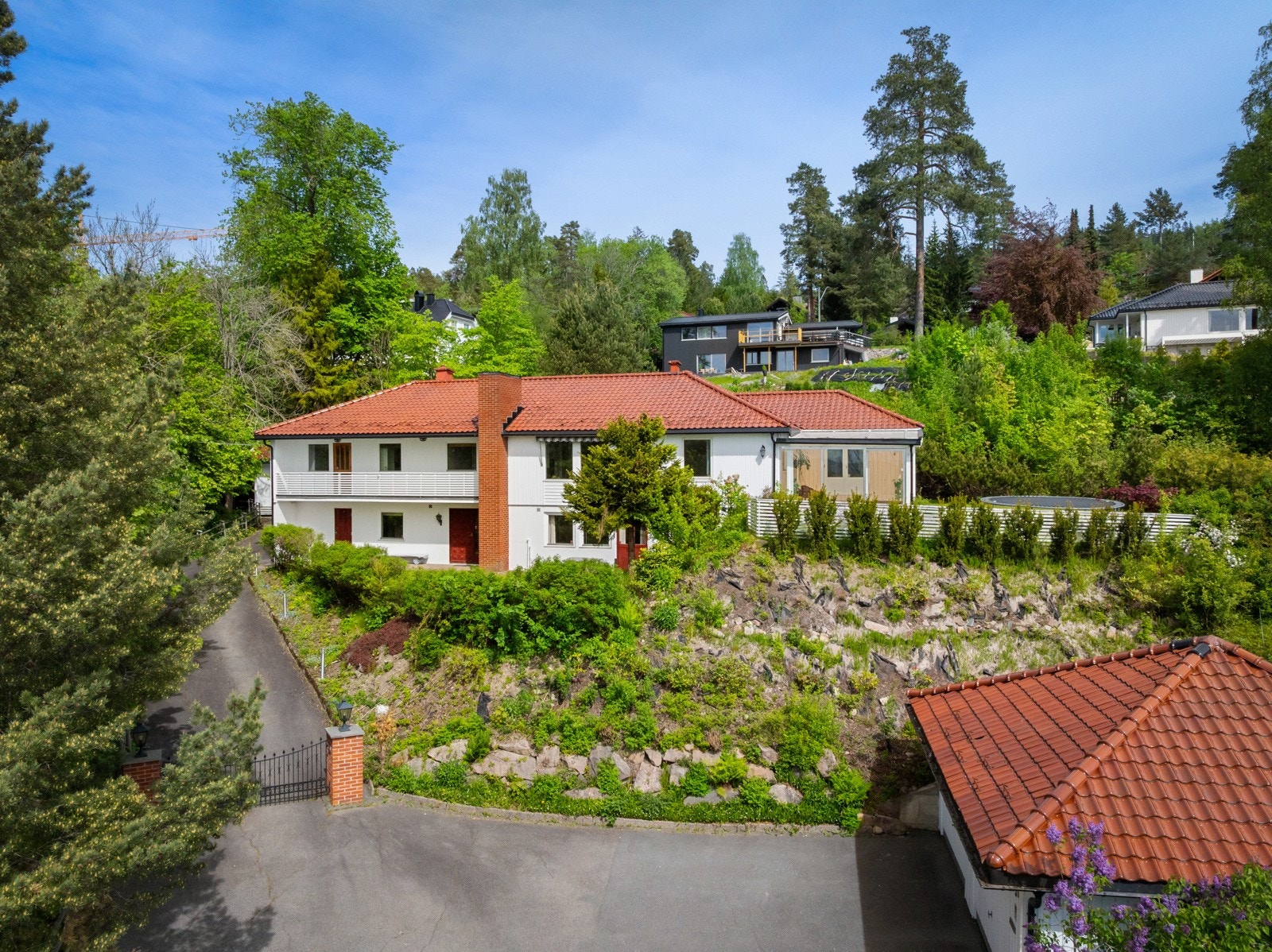 Boligen ligger på en høyde med flott utsyn mot grønne omgivelser. Galleribilde