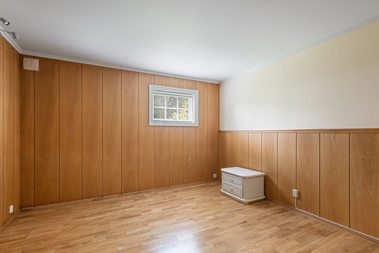 I boligens første etasje er det også et godt soverom med plass til seng, kommode og skrivepult. Galleribilde