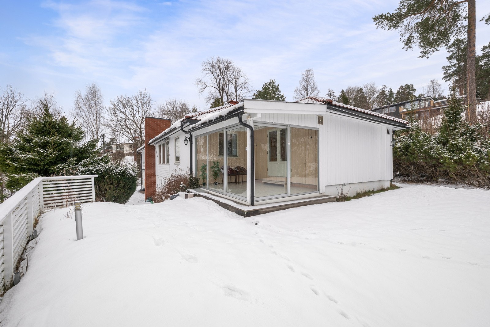 Direkete adkomst til hagen over flere nivåer, hvor du kan nyte sommerdagene i rolige og naturskjønne omgivelser Galleribilde