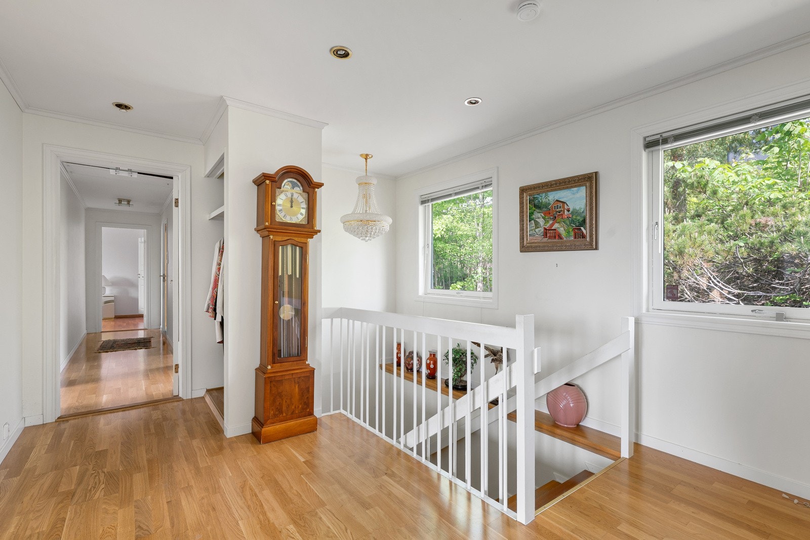 Hyggelig areal mellom etasjene med vinduer. Galleribilde