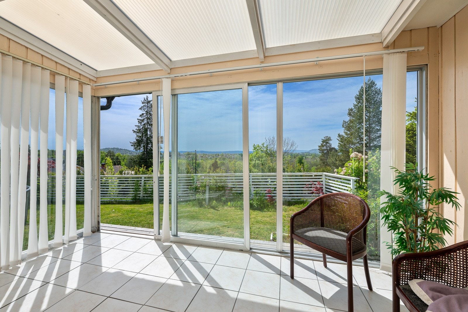 Vinterhagen har god plass til enten et utebord eller loungemøbler - ideelt for middagsselskaper, regnværsdager eller lange, lyse sommerkvelder. Galleribilde