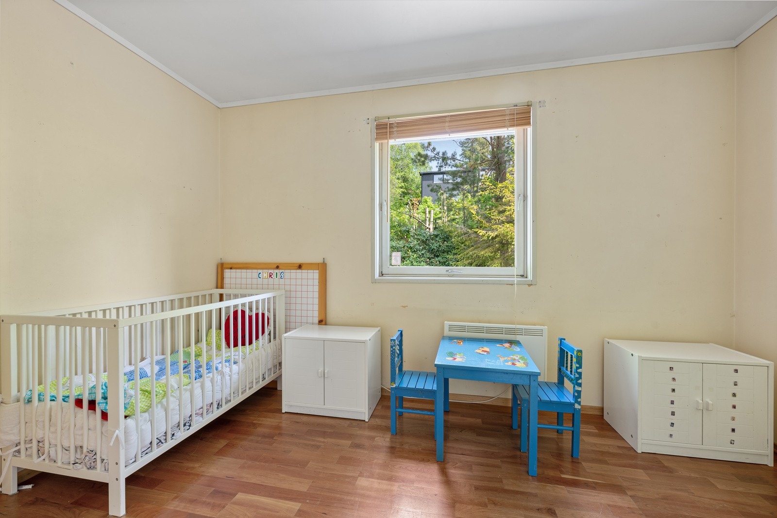 Boligen har en meget familievennlig planløsning med tre soverom plassert i en egen soveromsfløy, strategisk plassert ved to bad. Galleribilde