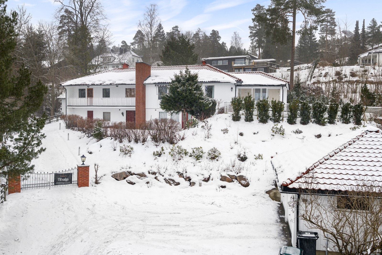 Eiendommen ligger i etablert boligområde, og byr på flere uteplasser, inkludert terrasse, vinterhage og sydvendt balkong. Galleribilde