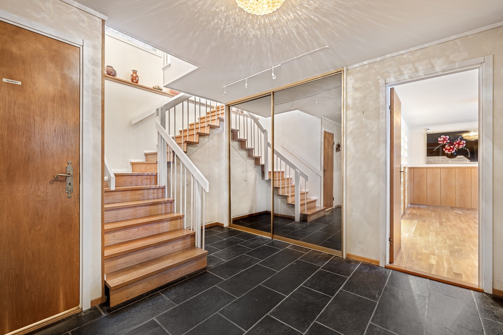 Velkommen inn. Adkomst via vindfang som leder videre inn i en romslig hall, innredet med en stor skyvedørsgarderobe som gir rikelig skapplass. Galleribilde