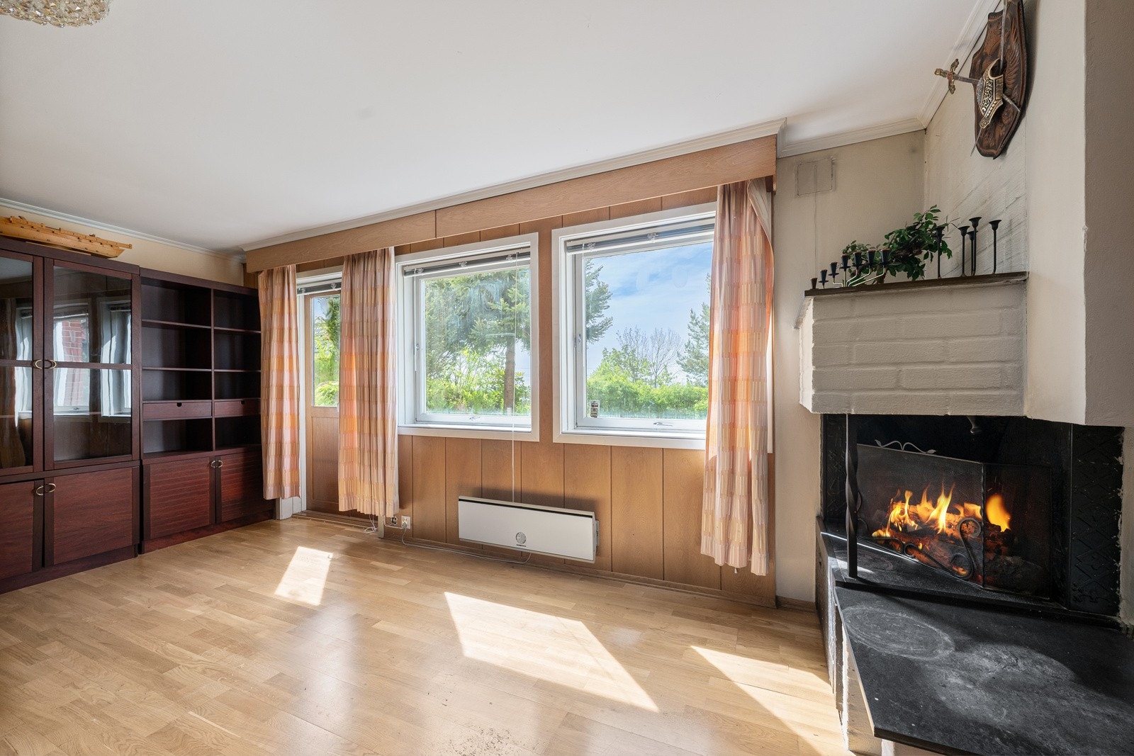 Stue/kontor i 1.etasje med utgang til terreng/hage. Galleribilde