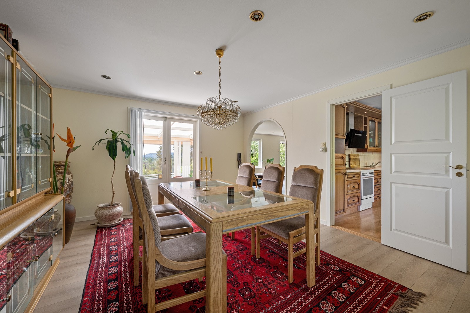 Spisestuen har rikelig med plass til et stort langbord, noe som gjør rommet ideelt for både hverdagsmiddager og festlige anledninger. Galleribilde