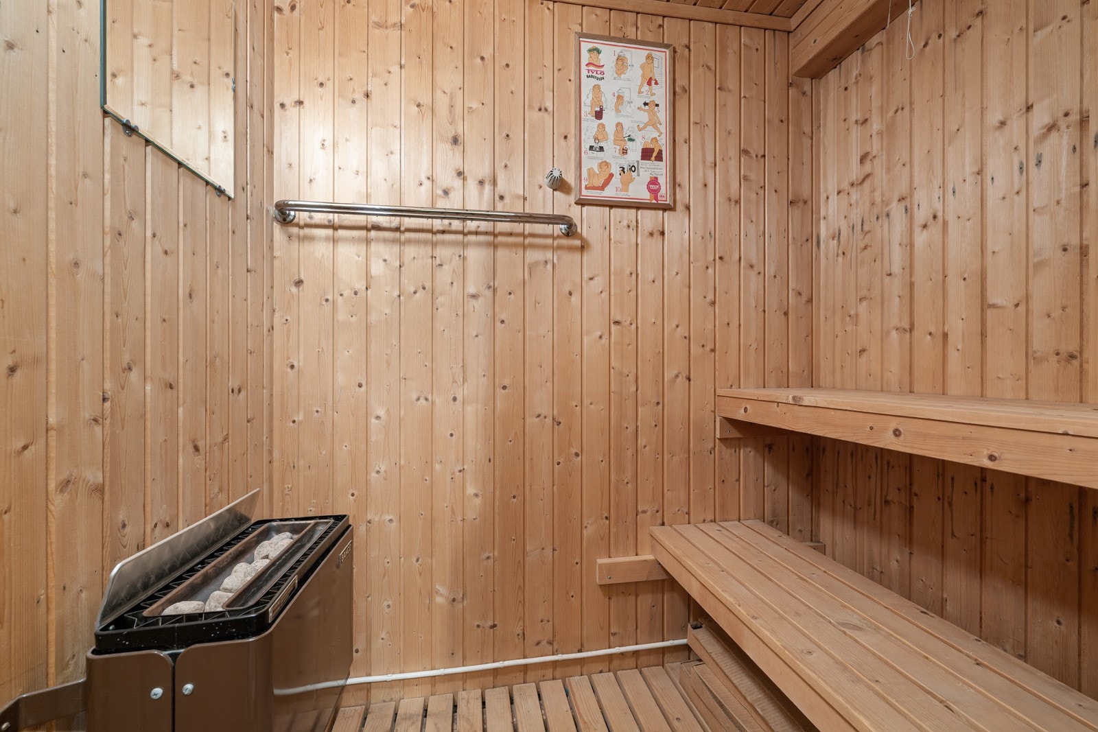 Videre inn fra vaskerommet ligger et dusjrom og boligens badstue. Galleribilde