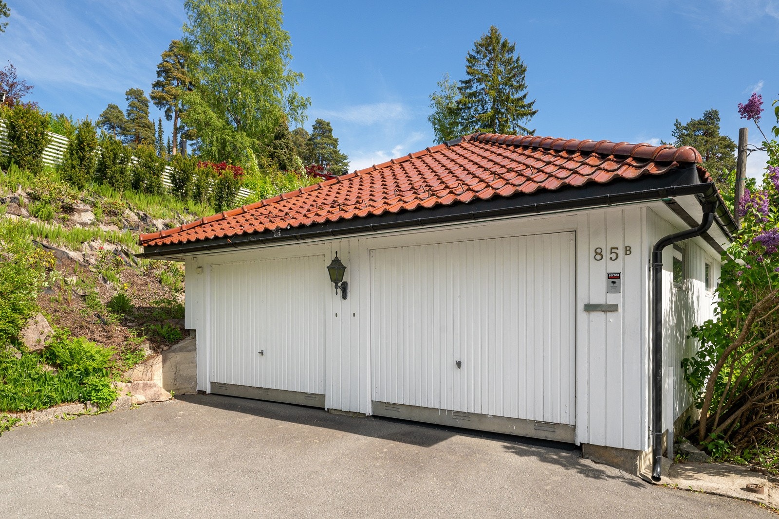 Dobbelgarasje med elbillader. Galleribilde