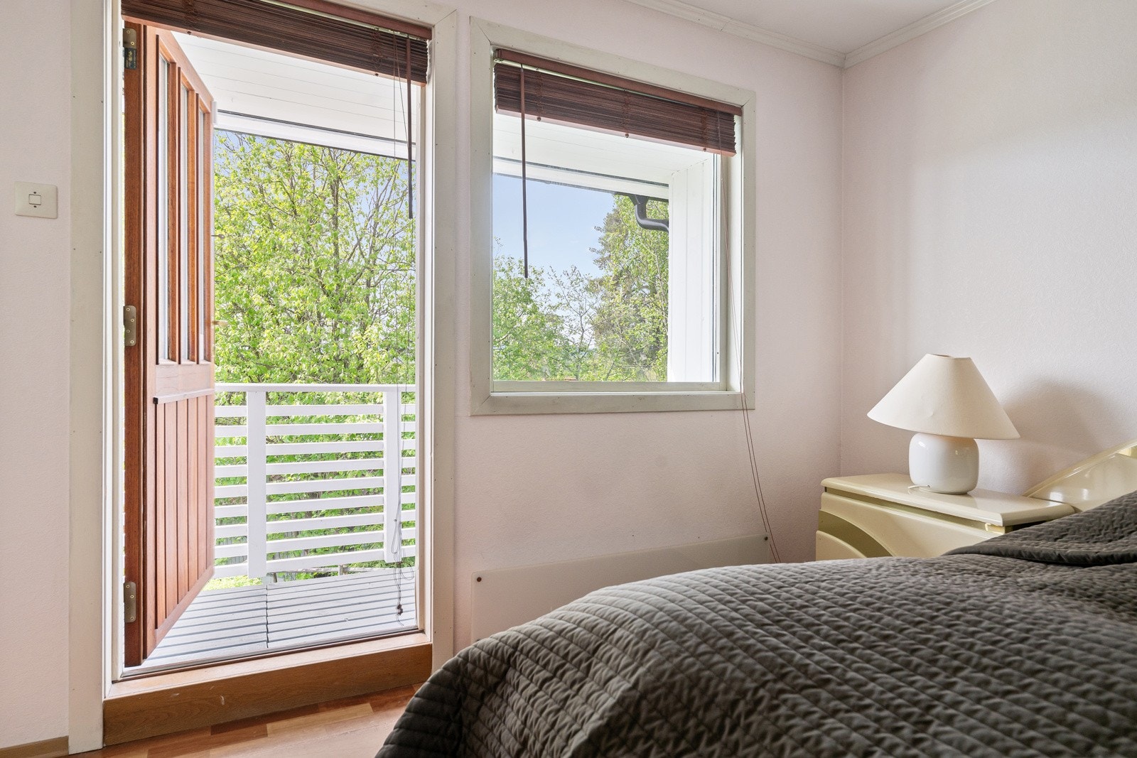 Det er videre direkte utgang til en sydvendt balkong der ettermiddagssolen kan nytes. Galleribilde