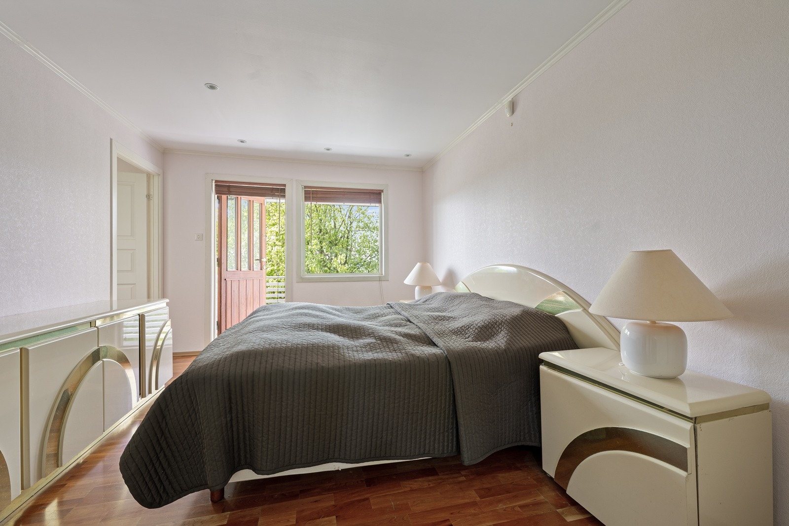 Hovedsoverommet er romslig, med god plass til dobbeltseng og nattbord på hver side. Galleribilde